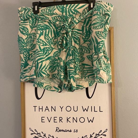 Angel Kiss linen shorts floral - Picture 2 of 3